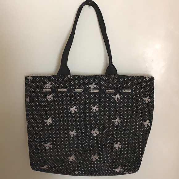 Lesportsac Handbags - LeSportsac Nylon Shoulder Bag